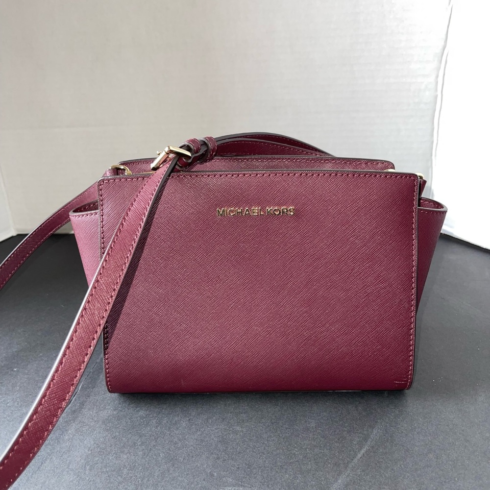 Micheal Kors cross body  brand new. Never used